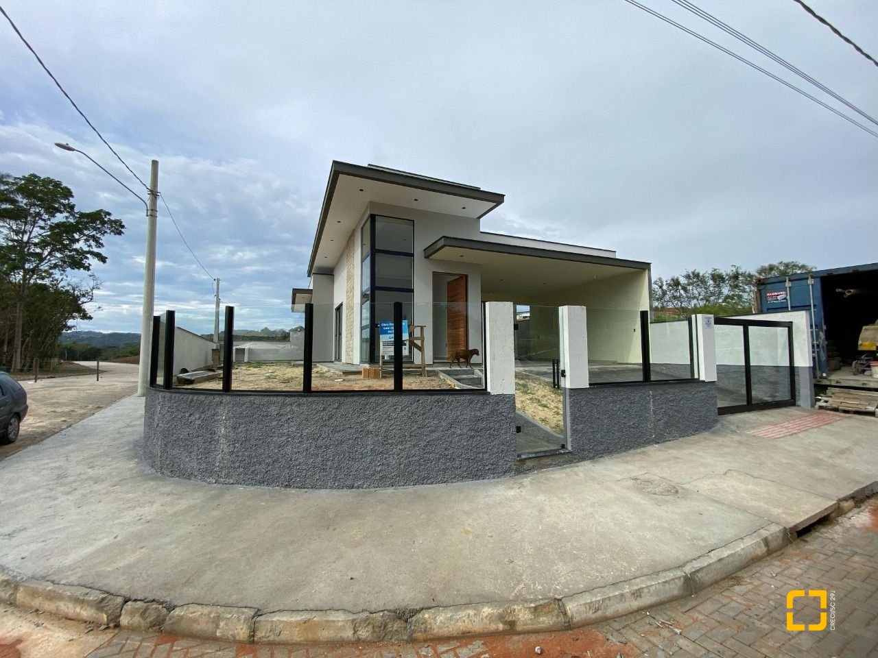 Casa com 113m², 3 quartos (sendo 1 suíte), 2 garagens, no bairro Forquilhas em São José