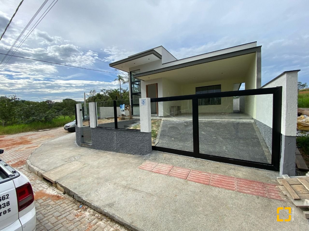 Casa com 113m², 3 quartos (sendo 1 suíte), 2 garagens, no bairro Forquilhas em São José