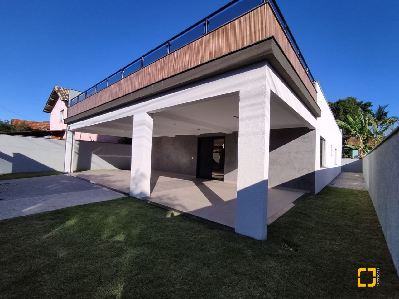 Casa com 507m², 8 quartos (sendo 3 suítes), 4 garagens, no bairro Ingleses em Florianópolis