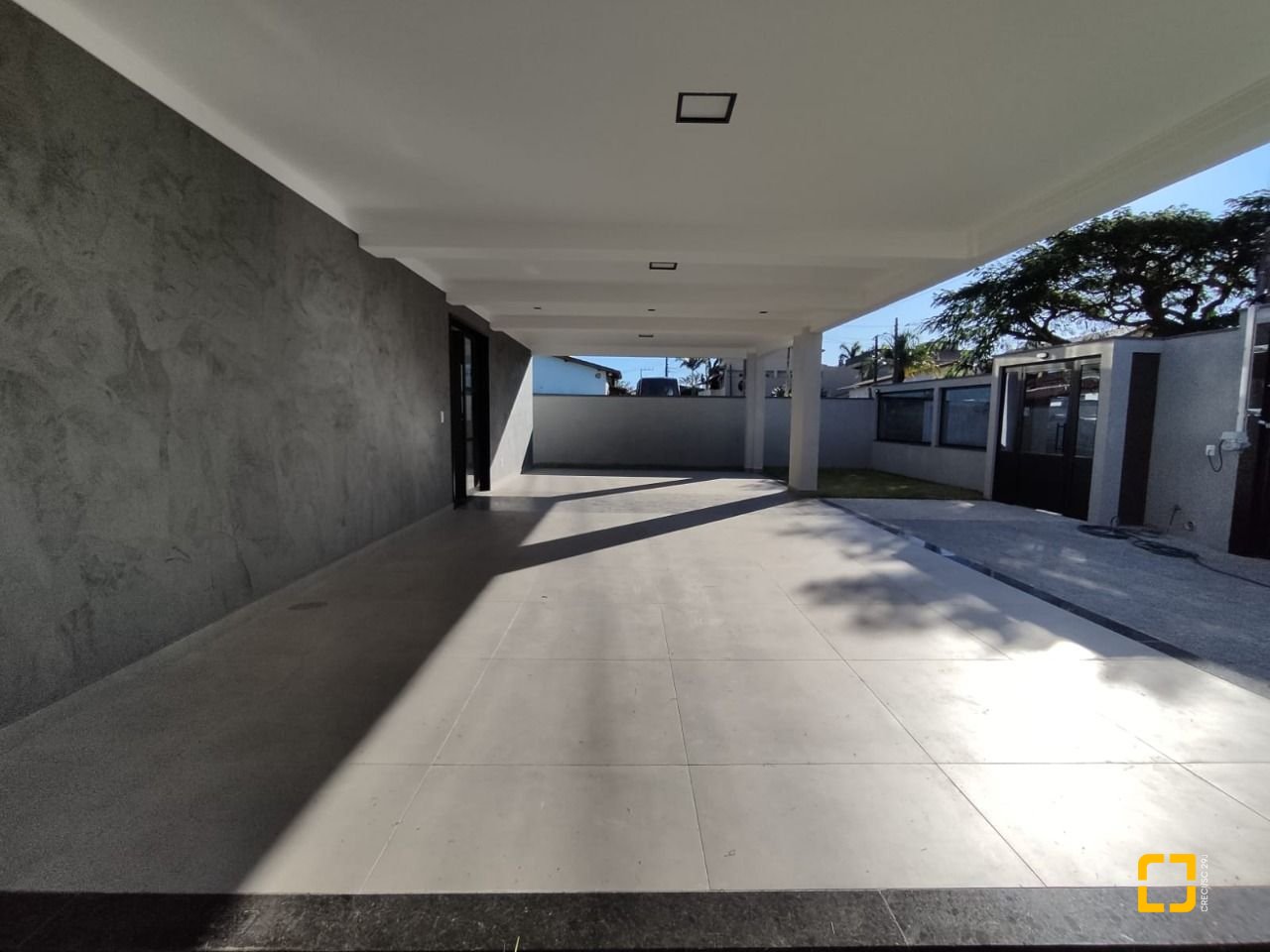 Casa com 507m², 8 quartos (sendo 3 suítes), 4 garagens, no bairro Ingleses em Florianópolis