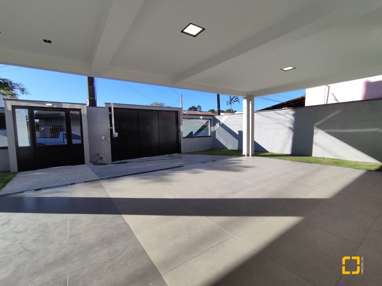 Casa com 507m², 8 quartos (sendo 3 suítes), 4 garagens, no bairro Ingleses em Florianópolis
