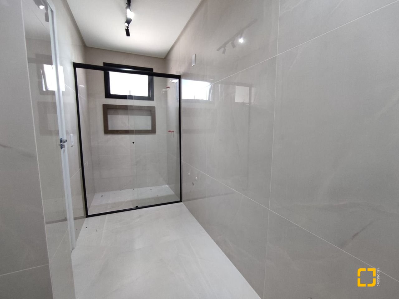 Casa com 507m², 8 quartos (sendo 3 suítes), 4 garagens, no bairro Ingleses em Florianópolis