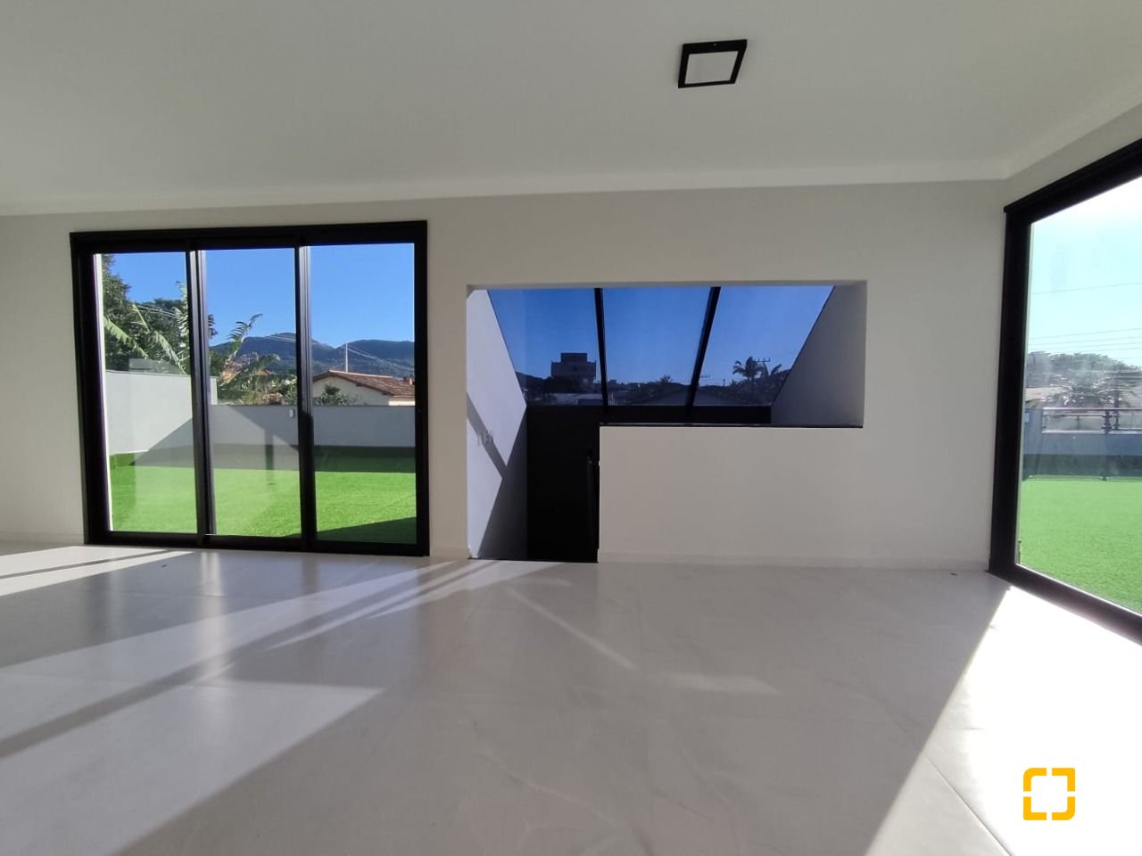 Casa com 507m², 8 quartos (sendo 3 suítes), 4 garagens, no bairro Ingleses em Florianópolis