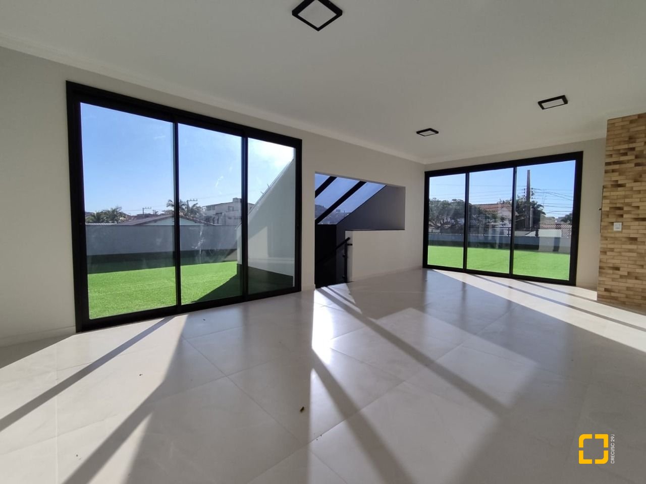 Casa com 507m², 8 quartos (sendo 3 suítes), 4 garagens, no bairro Ingleses em Florianópolis