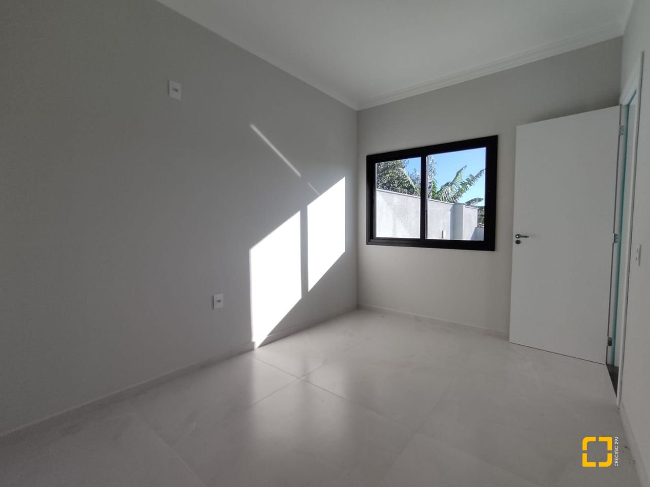 Casa com 507m², 8 quartos (sendo 3 suítes), 4 garagens, no bairro Ingleses em Florianópolis