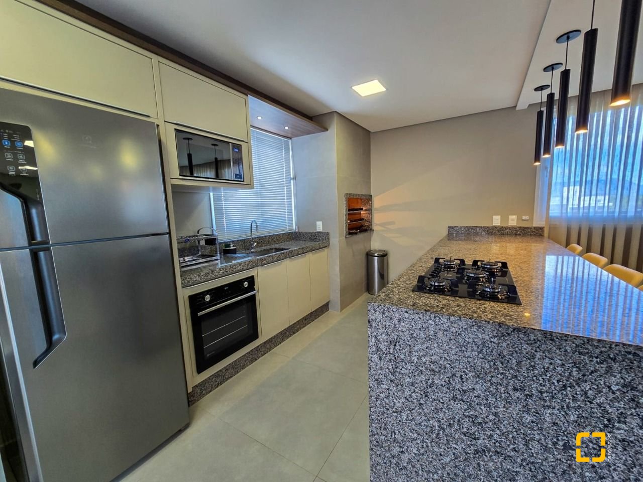 Apartamento com 79m², 3 quartos (sendo 1 suíte), 1 garagem, no bairro Campeche em Florianópolis