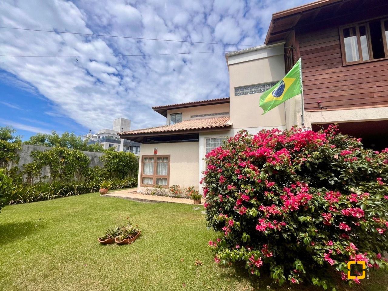 Casa com 222m², 5 quartos (sendo 2 suítes), 4 garagens, no bairro Campeche Morro das Pedras em Florianópolis