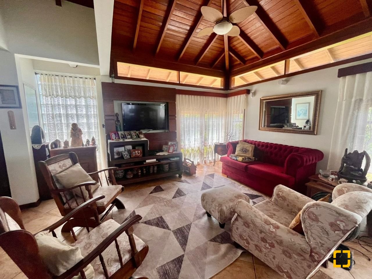 Casa com 222m², 5 quartos (sendo 2 suítes), 4 garagens, no bairro Campeche Morro das Pedras em Florianópolis