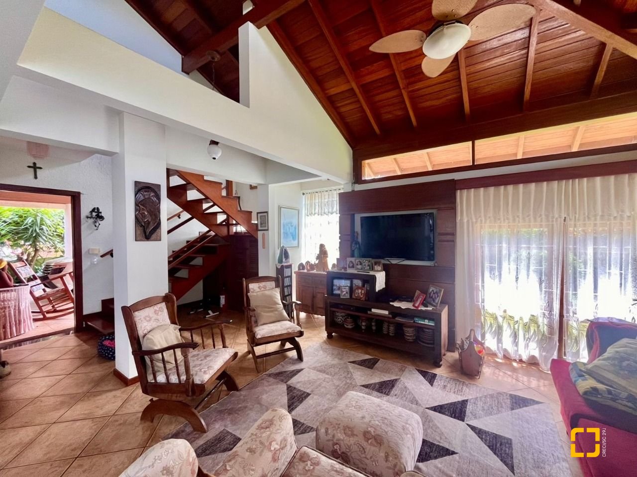 Casa com 222m², 5 quartos (sendo 2 suítes), 4 garagens, no bairro Campeche Morro das Pedras em Florianópolis