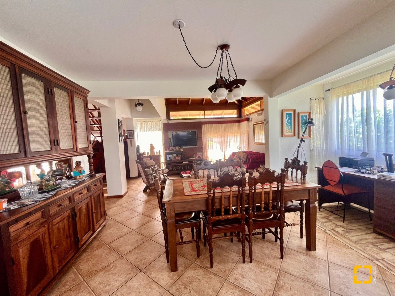 Casa com 222m², 5 quartos (sendo 2 suítes), 4 garagens, no bairro Campeche Morro das Pedras em Florianópolis