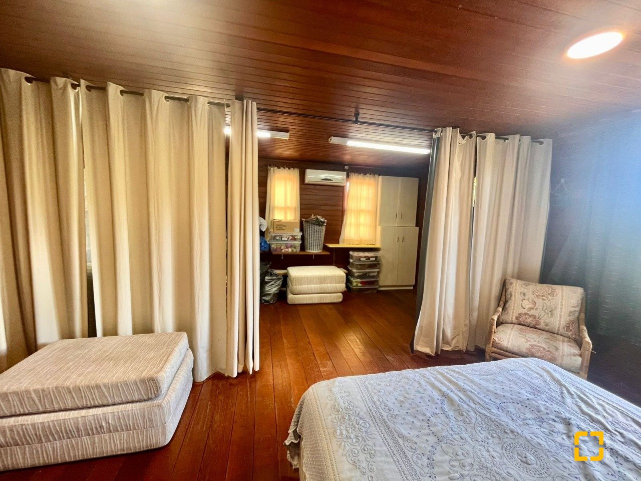 Casa com 222m², 5 quartos (sendo 2 suítes), 4 garagens, no bairro Campeche Morro das Pedras em Florianópolis