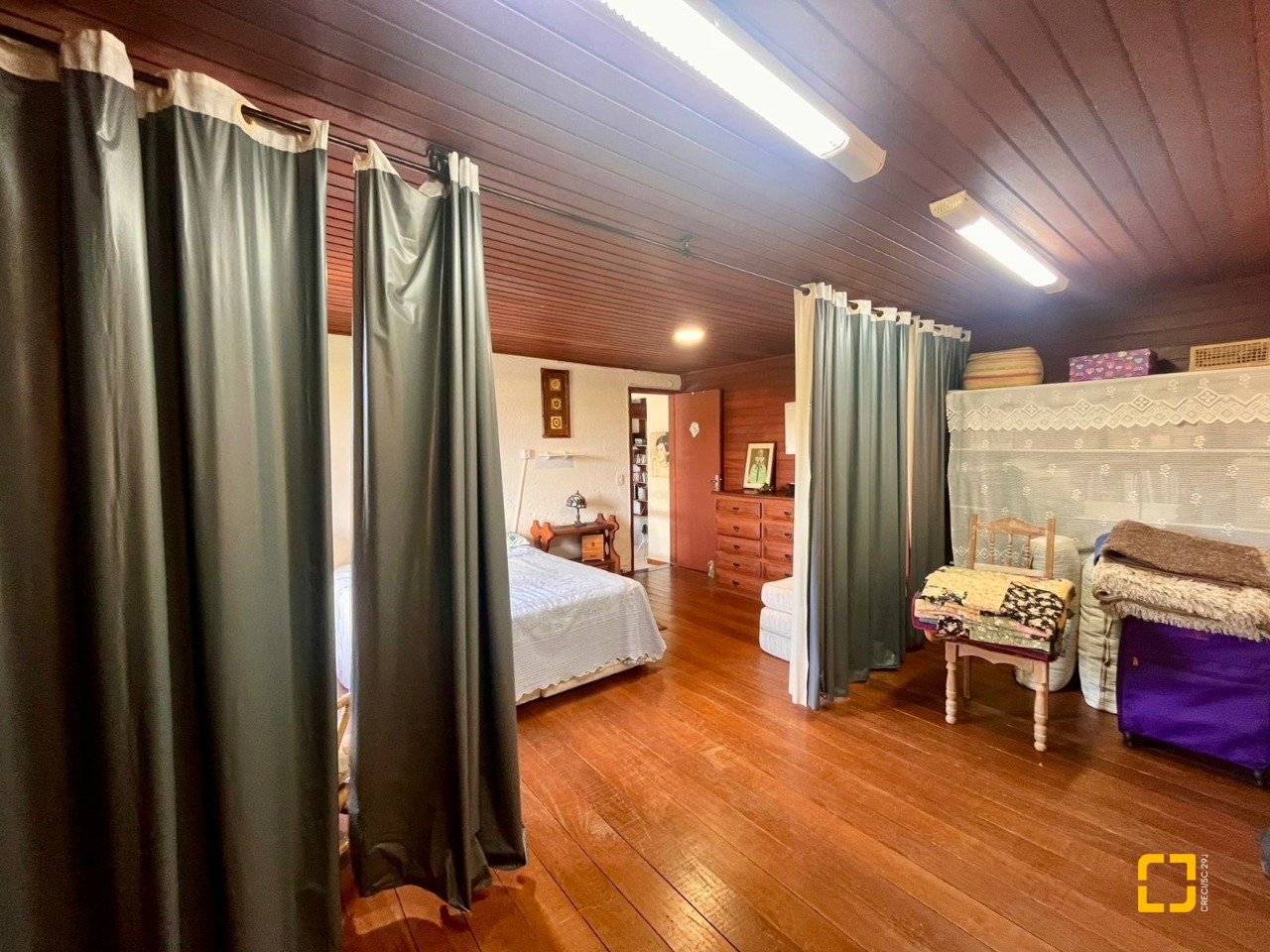 Casa com 222m², 5 quartos (sendo 2 suítes), 4 garagens, no bairro Campeche Morro das Pedras em Florianópolis