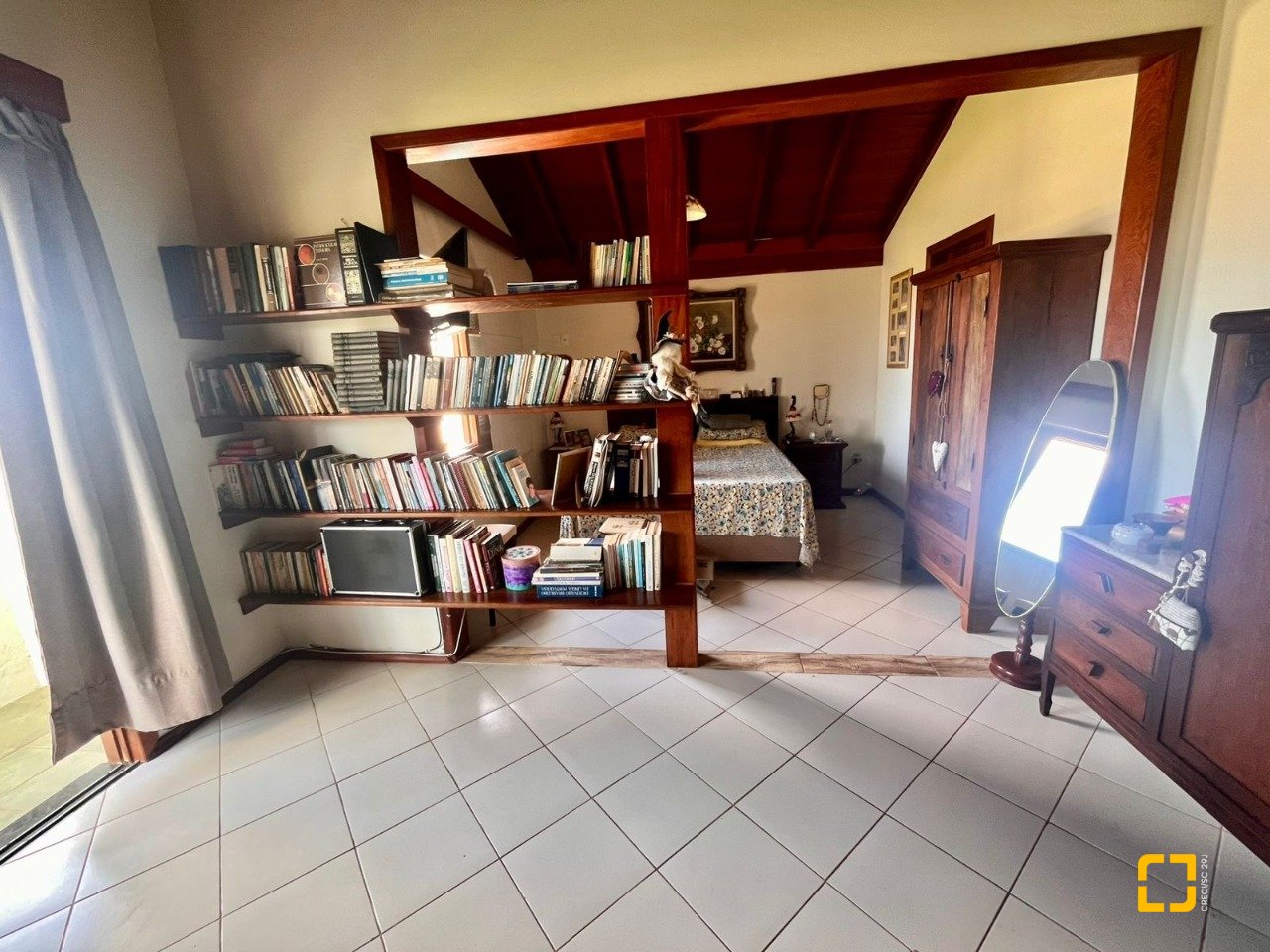Casa com 222m², 5 quartos (sendo 2 suítes), 4 garagens, no bairro Campeche Morro das Pedras em Florianópolis
