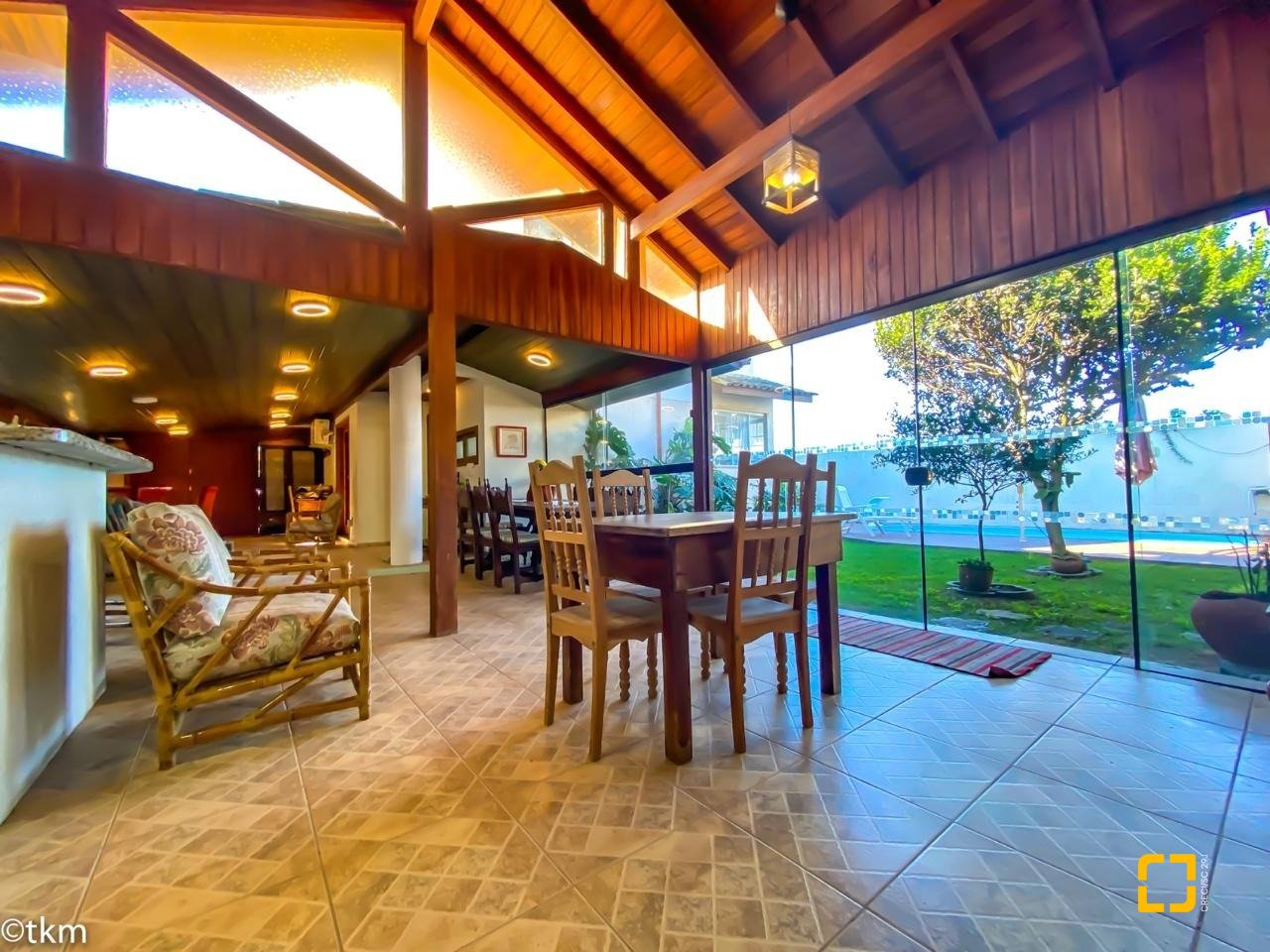 Casa com 222m², 5 quartos (sendo 2 suítes), 4 garagens, no bairro Campeche Morro das Pedras em Florianópolis