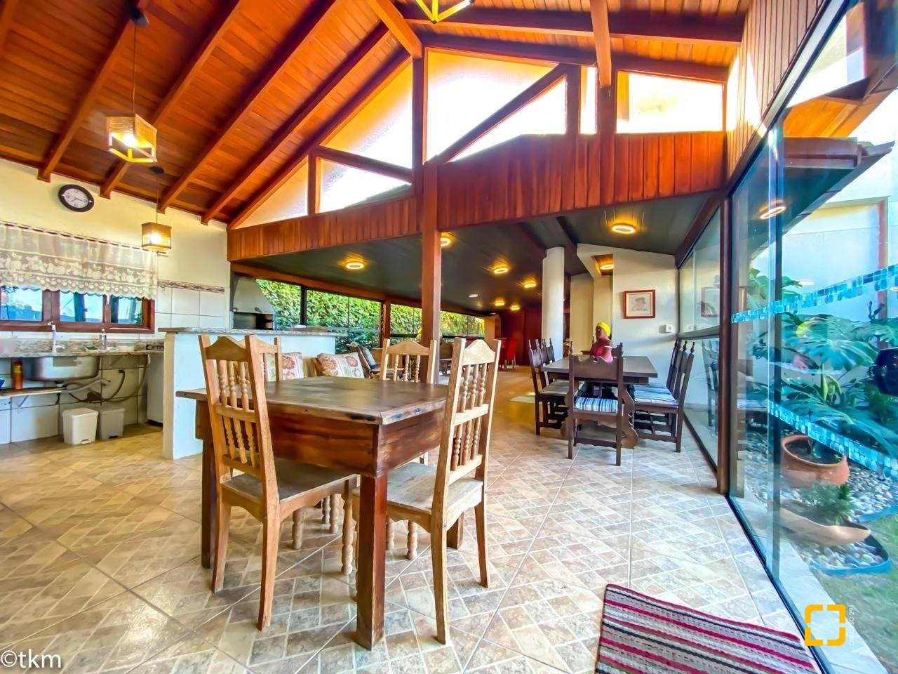 Casa com 222m², 5 quartos (sendo 2 suítes), 4 garagens, no bairro Campeche Morro das Pedras em Florianópolis