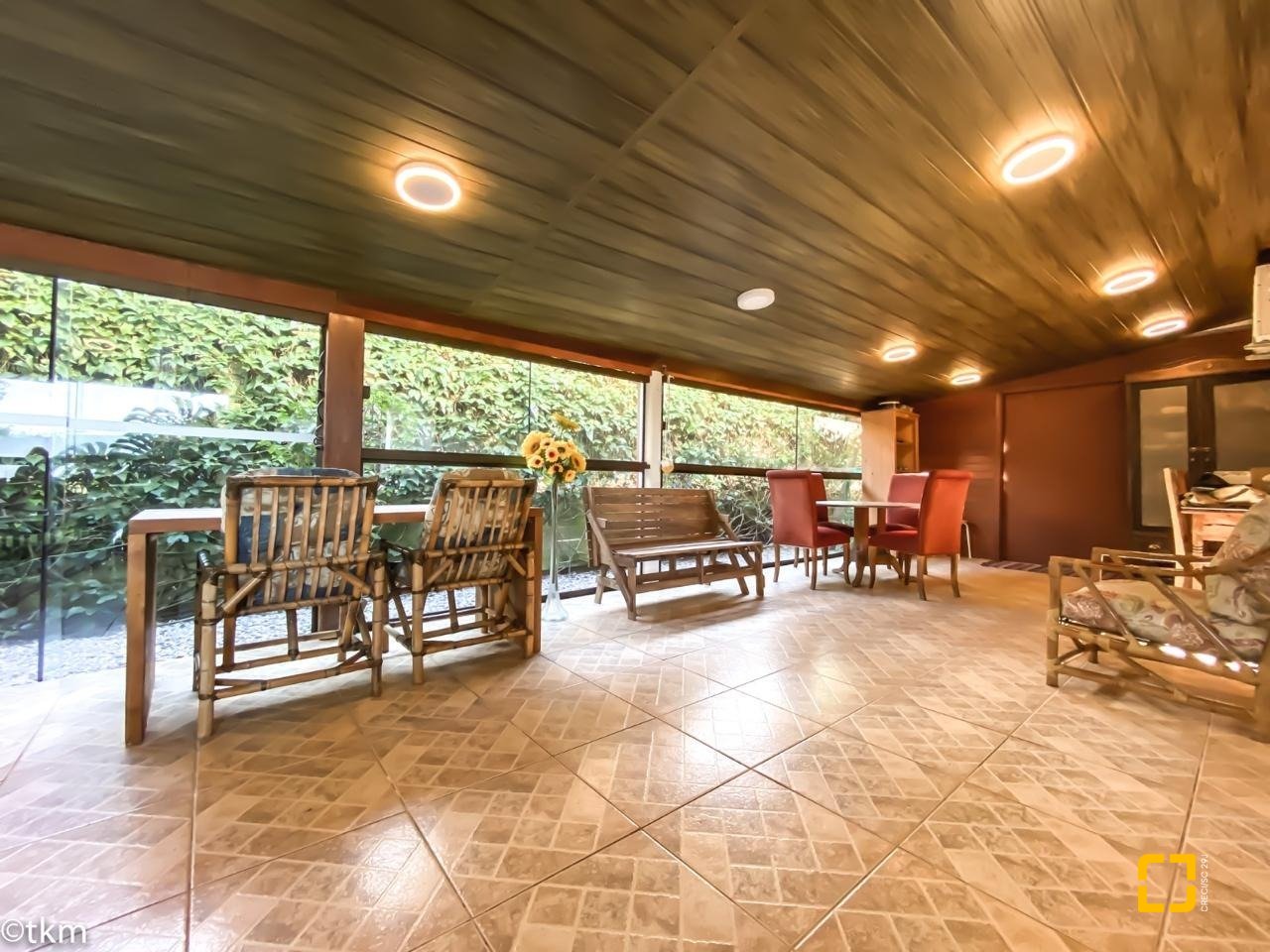Casa com 222m², 5 quartos (sendo 2 suítes), 4 garagens, no bairro Campeche Morro das Pedras em Florianópolis