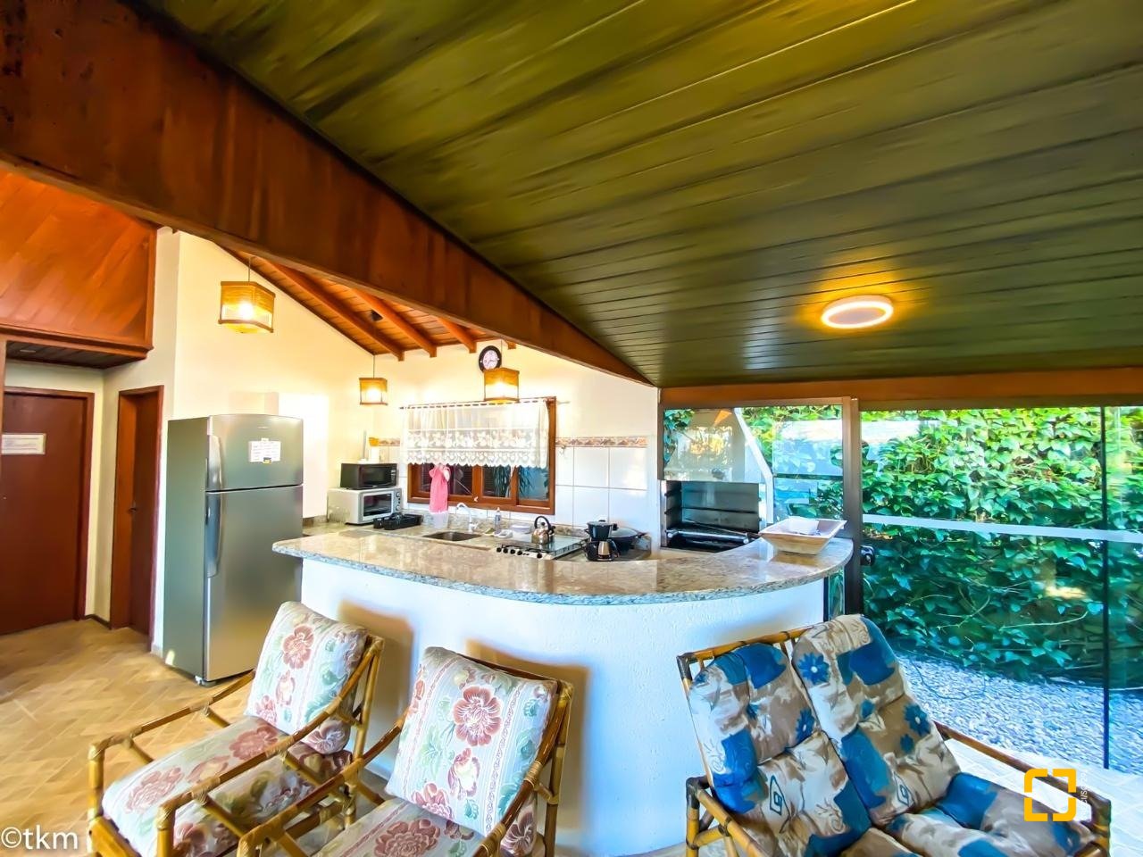 Casa com 222m², 5 quartos (sendo 2 suítes), 4 garagens, no bairro Campeche Morro das Pedras em Florianópolis