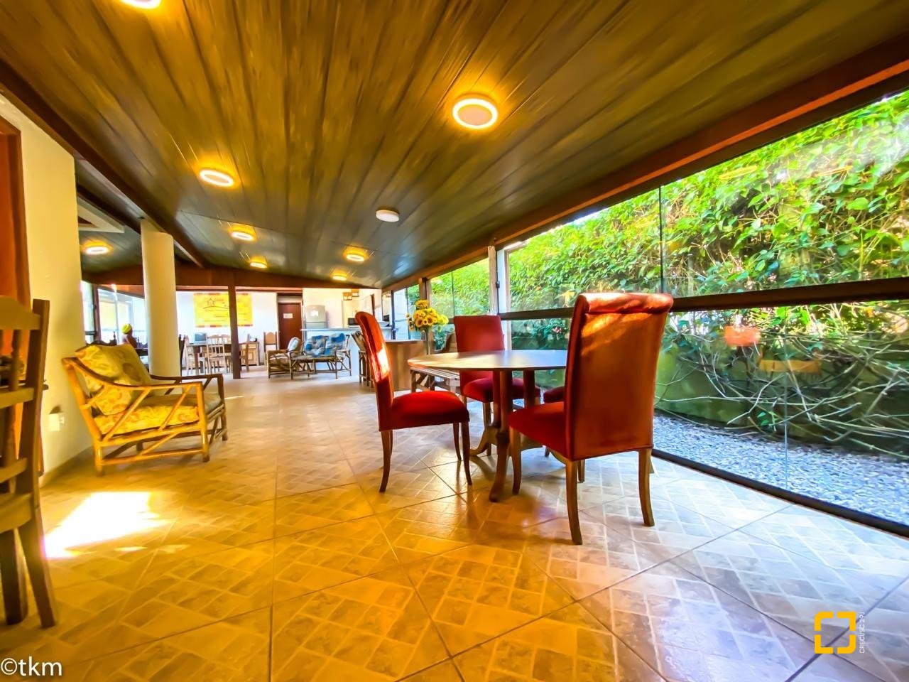 Casa com 222m², 5 quartos (sendo 2 suítes), 4 garagens, no bairro Campeche Morro das Pedras em Florianópolis