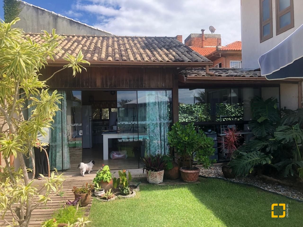 Casa com 222m², 5 quartos (sendo 2 suítes), 4 garagens, no bairro Campeche Morro das Pedras em Florianópolis