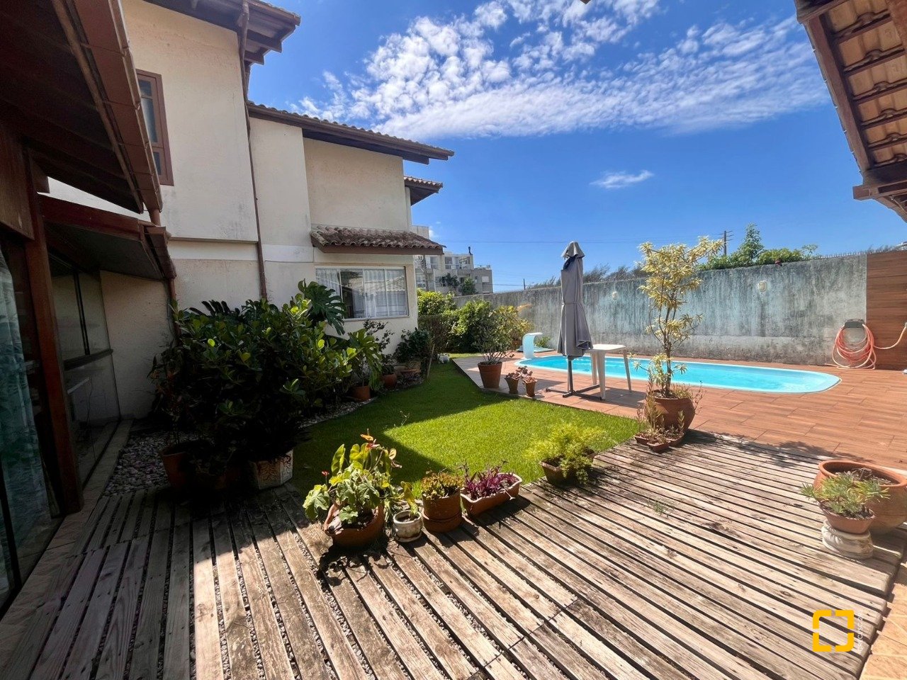 Casa com 222m², 5 quartos (sendo 2 suítes), 4 garagens, no bairro Campeche Morro das Pedras em Florianópolis