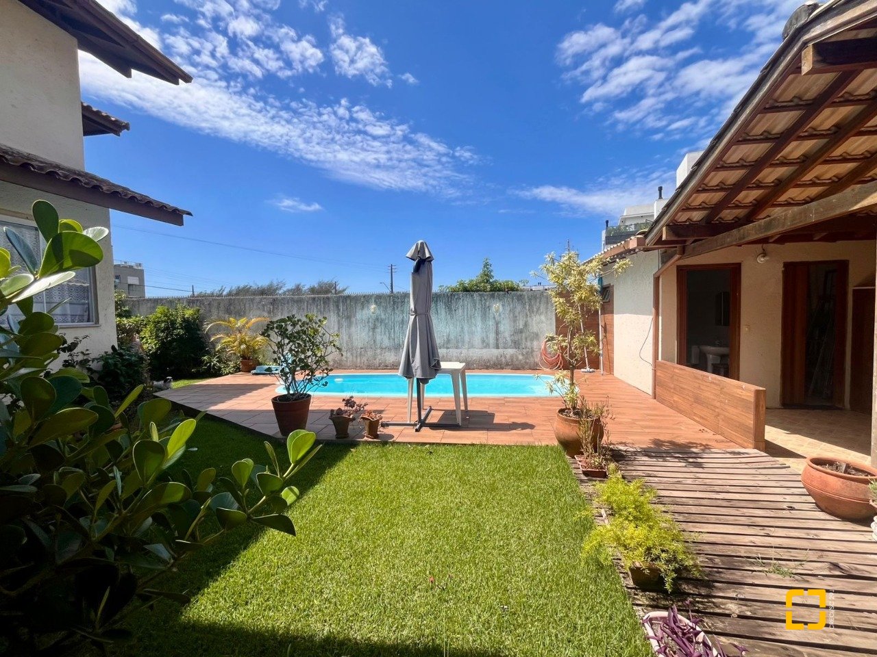 Casa com 222m², 5 quartos (sendo 2 suítes), 4 garagens, no bairro Campeche Morro das Pedras em Florianópolis