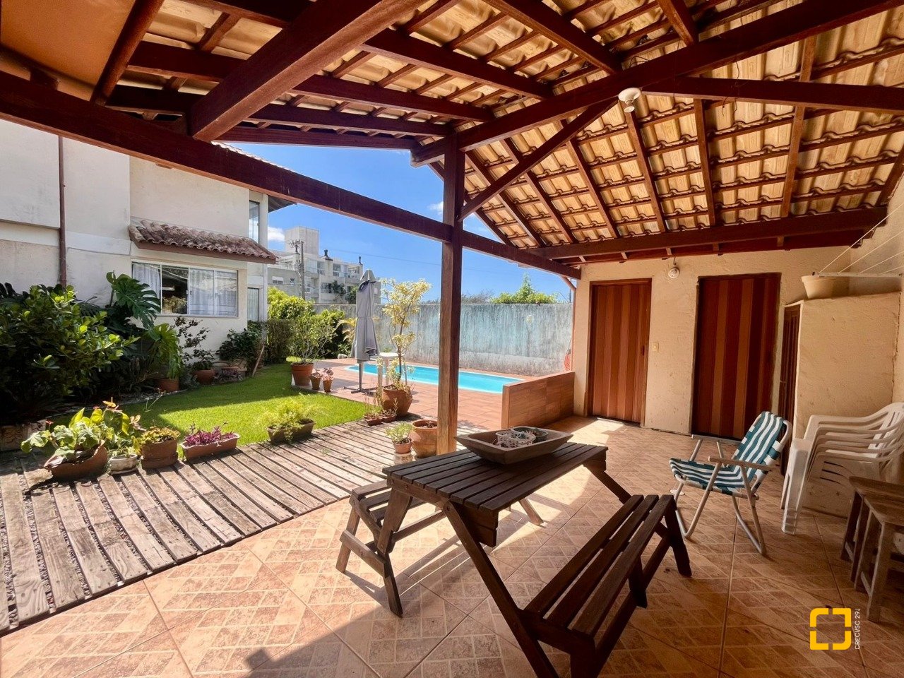 Casa com 222m², 5 quartos (sendo 2 suítes), 4 garagens, no bairro Campeche Morro das Pedras em Florianópolis