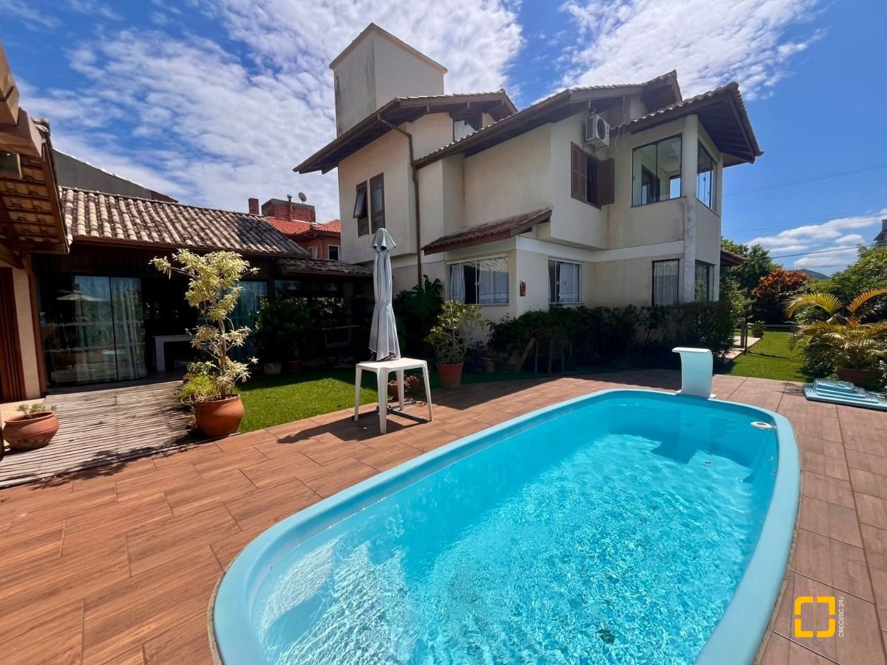 Casa com 222m², 5 quartos (sendo 2 suítes), 4 garagens, no bairro Campeche Morro das Pedras em Florianópolis