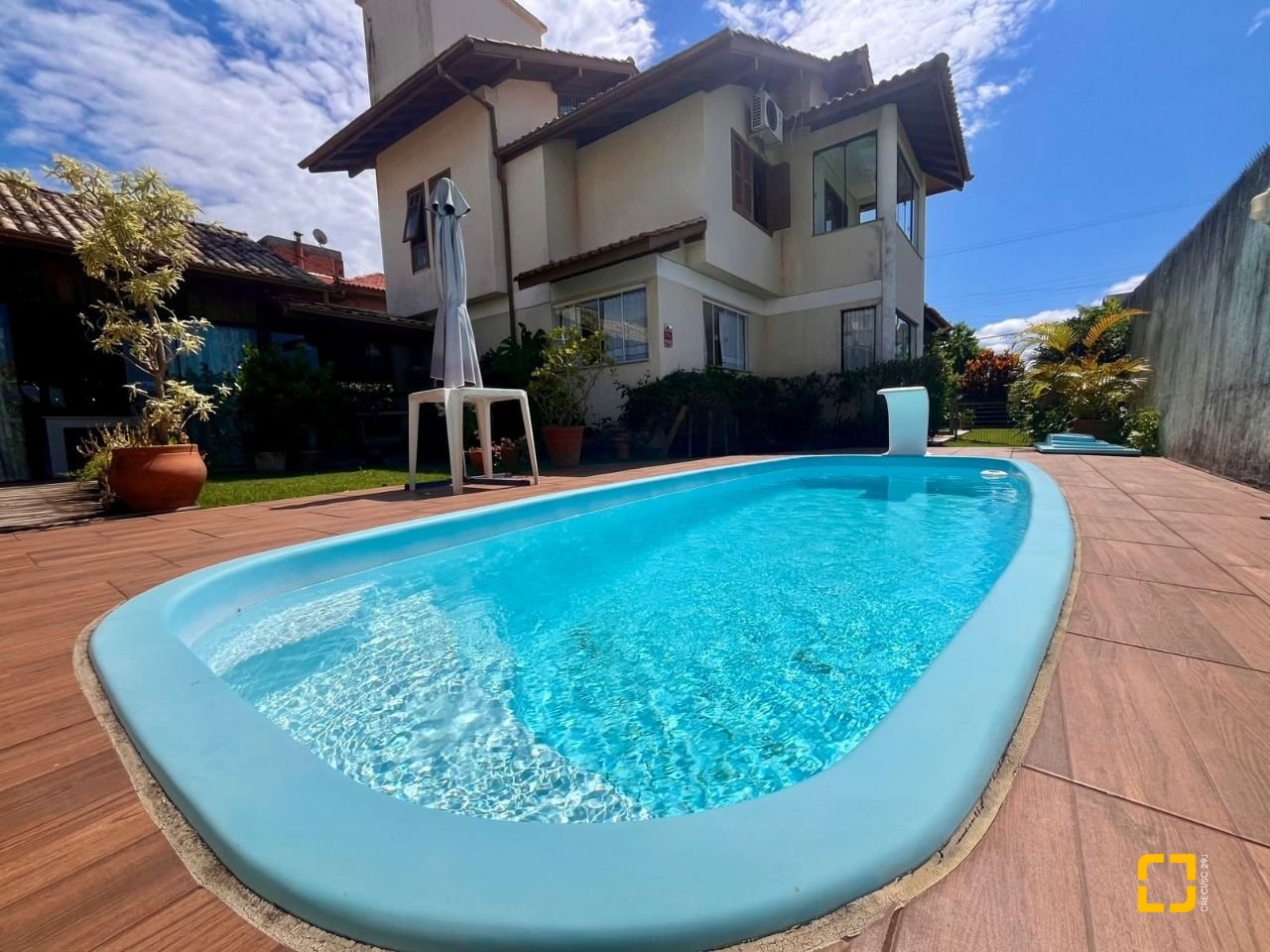 Casa com 222m², 5 quartos (sendo 2 suítes), 4 garagens, no bairro Campeche Morro das Pedras em Florianópolis