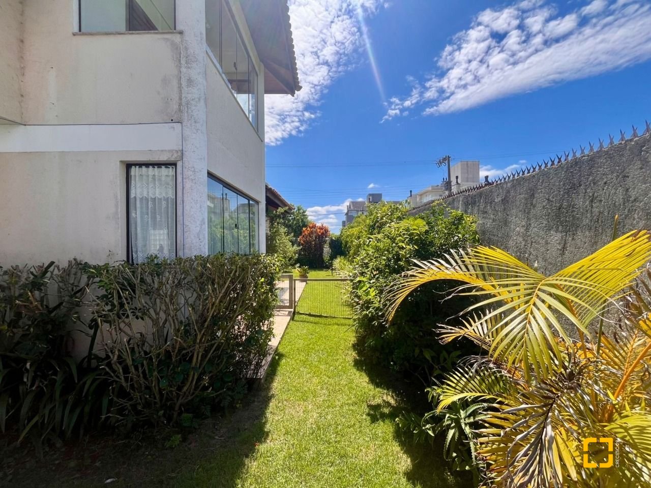 Casa com 222m², 5 quartos (sendo 2 suítes), 4 garagens, no bairro Campeche Morro das Pedras em Florianópolis