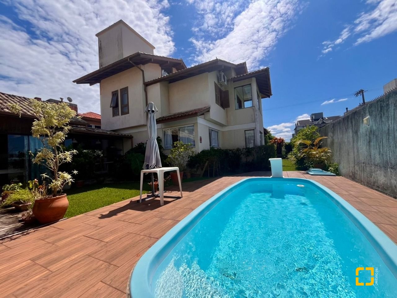 Casa com 222m², 5 quartos (sendo 2 suítes), 4 garagens, no bairro Campeche Morro das Pedras em Florianópolis
