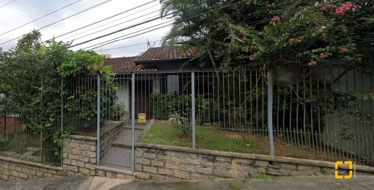 Casa com 250m², 6 quartos (sendo 1 suíte), 4 garagens, no bairro Carvoeira em Florianópolis