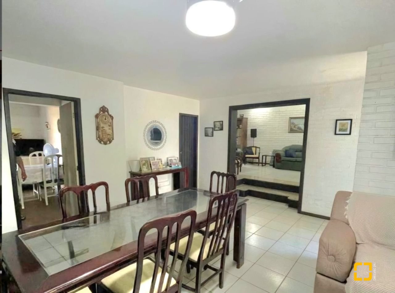 Casa com 250m², 6 quartos (sendo 1 suíte), 4 garagens, no bairro Carvoeira em Florianópolis