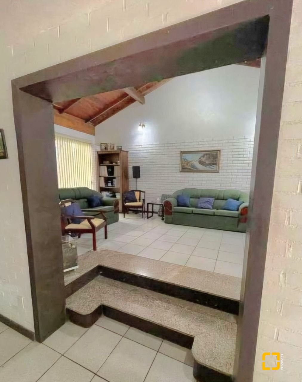 Casa com 250m², 6 quartos (sendo 1 suíte), 4 garagens, no bairro Carvoeira em Florianópolis