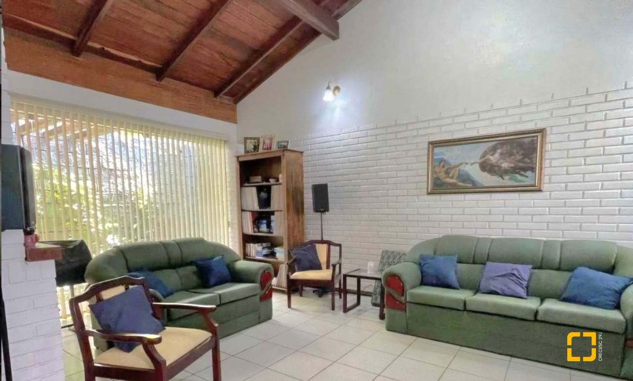 Casa com 250m², 6 quartos (sendo 1 suíte), 4 garagens, no bairro Carvoeira em Florianópolis