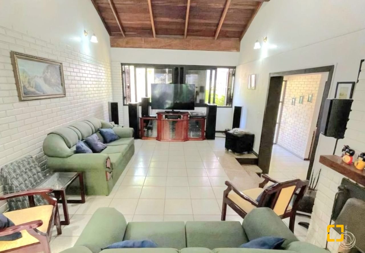 Casa com 250m², 6 quartos (sendo 1 suíte), 4 garagens, no bairro Carvoeira em Florianópolis