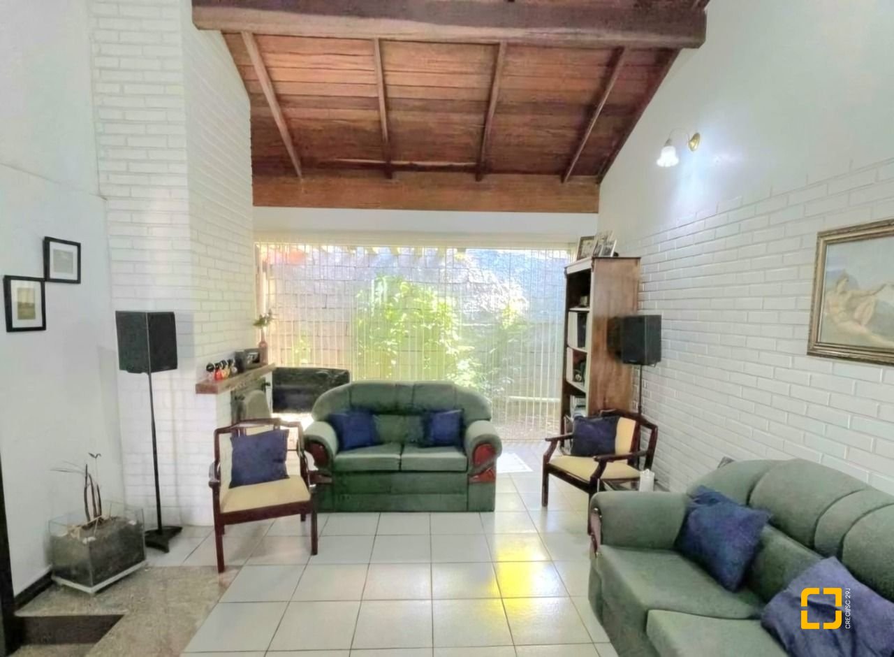 Casa com 250m², 6 quartos (sendo 1 suíte), 4 garagens, no bairro Carvoeira em Florianópolis
