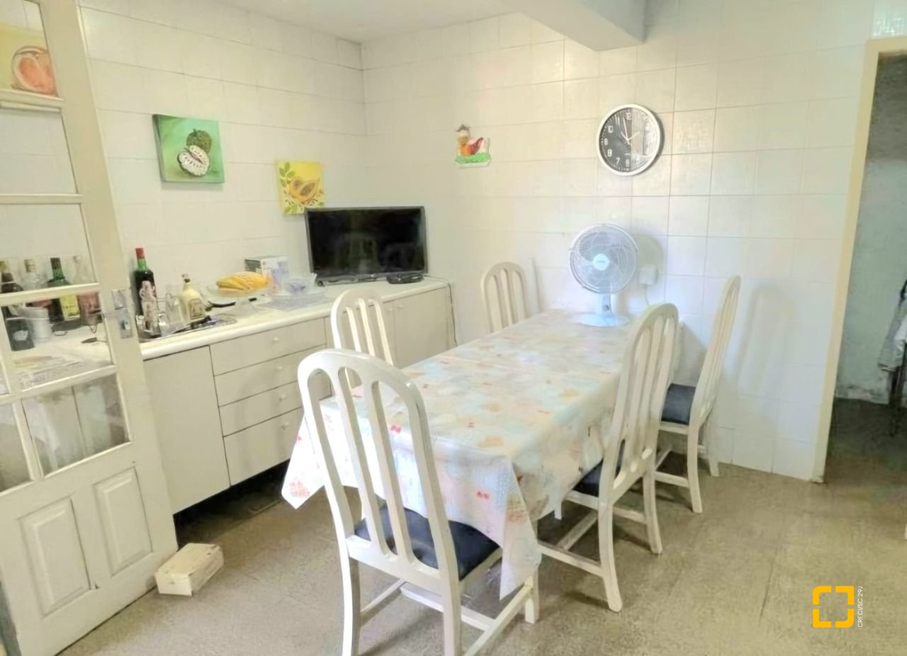 Casa com 250m², 6 quartos (sendo 1 suíte), 4 garagens, no bairro Carvoeira em Florianópolis