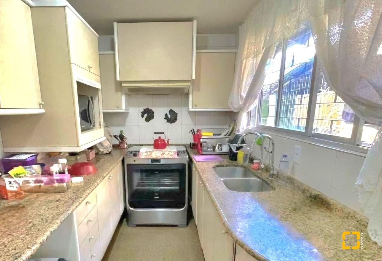 Casa com 250m², 6 quartos (sendo 1 suíte), 4 garagens, no bairro Carvoeira em Florianópolis