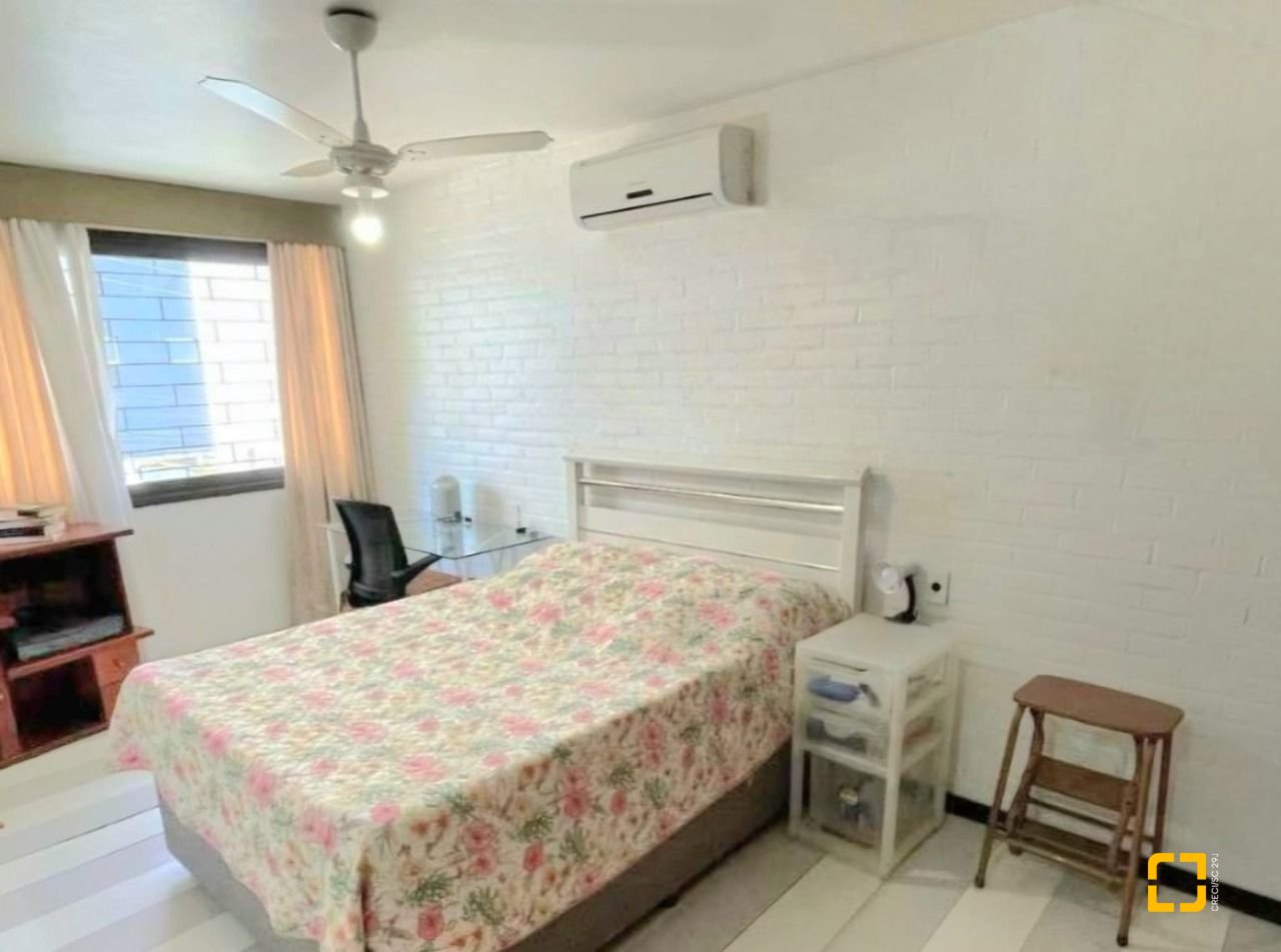 Casa com 250m², 6 quartos (sendo 1 suíte), 4 garagens, no bairro Carvoeira em Florianópolis