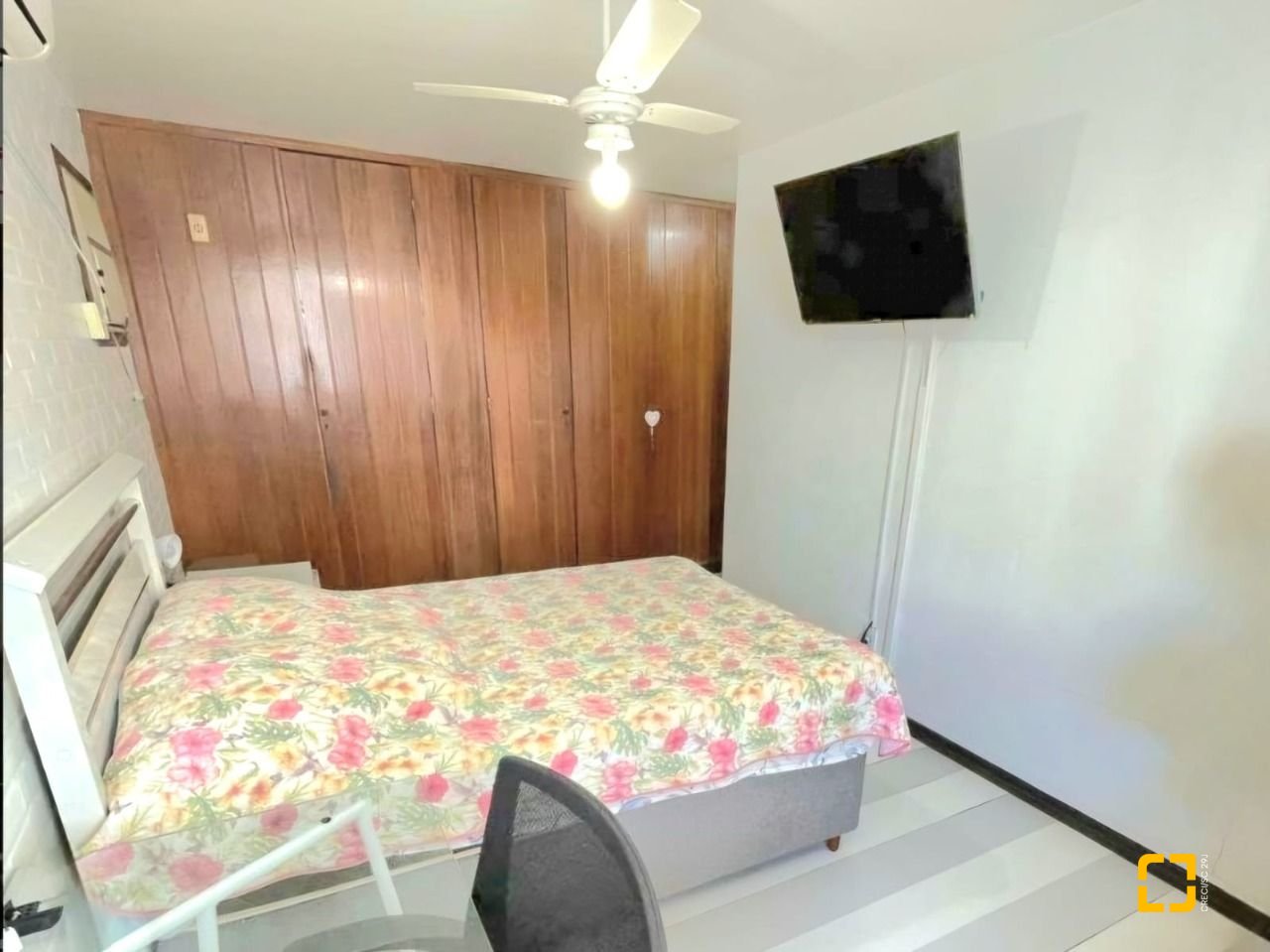 Casa com 250m², 6 quartos (sendo 1 suíte), 4 garagens, no bairro Carvoeira em Florianópolis
