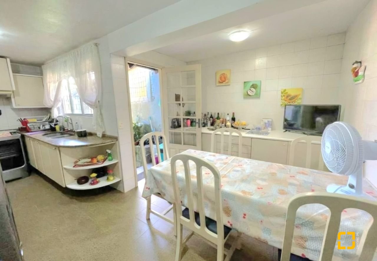 Casa com 250m², 6 quartos (sendo 1 suíte), 4 garagens, no bairro Carvoeira em Florianópolis