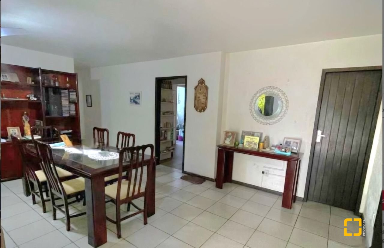 Casa com 250m², 6 quartos (sendo 1 suíte), 4 garagens, no bairro Carvoeira em Florianópolis