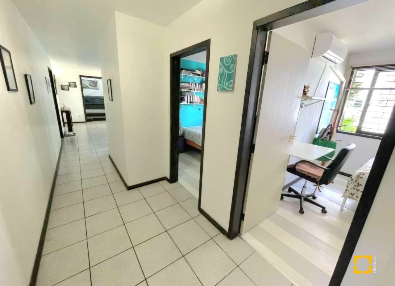 Casa com 250m², 6 quartos (sendo 1 suíte), 4 garagens, no bairro Carvoeira em Florianópolis