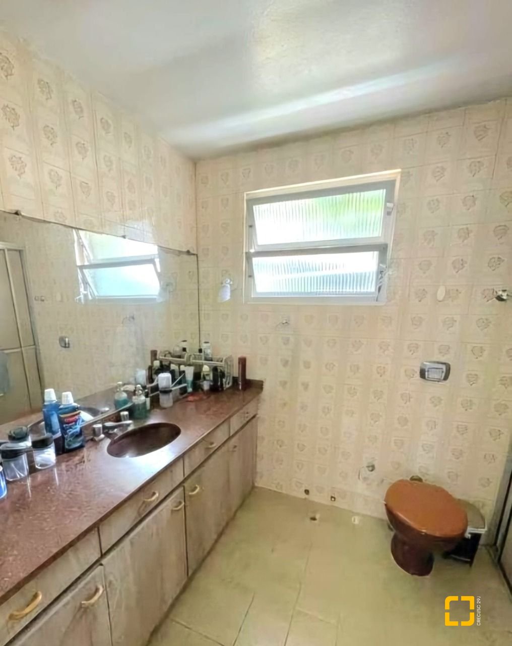 Casa com 250m², 6 quartos (sendo 1 suíte), 4 garagens, no bairro Carvoeira em Florianópolis
