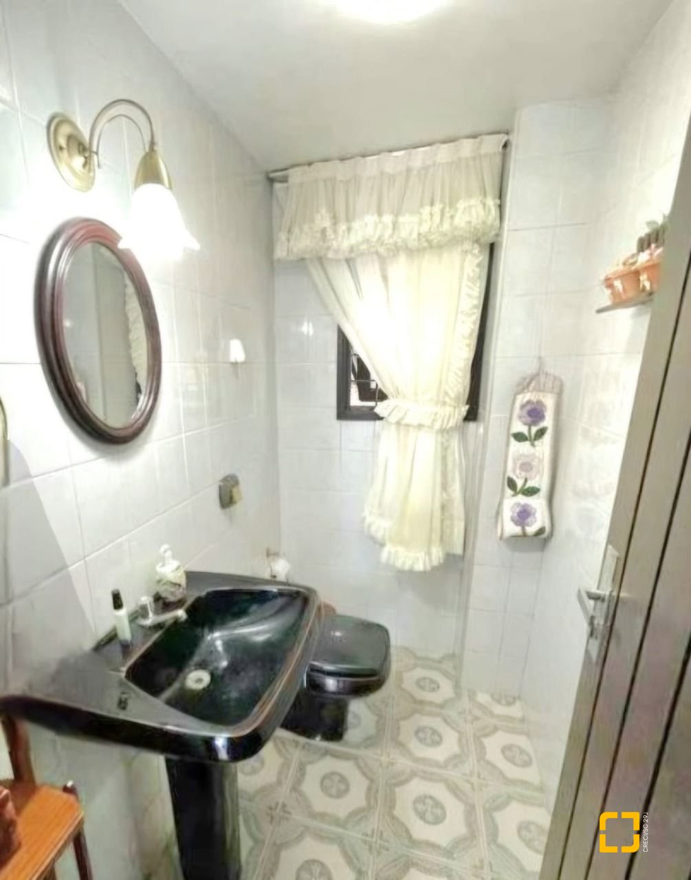 Casa com 250m², 6 quartos (sendo 1 suíte), 4 garagens, no bairro Carvoeira em Florianópolis
