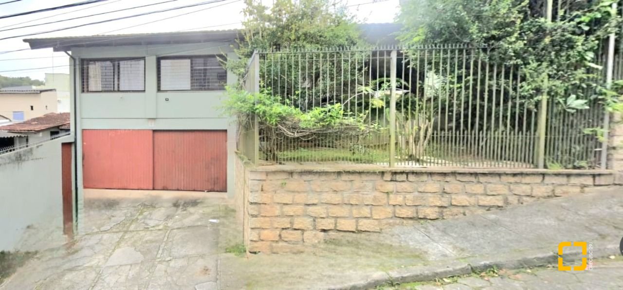 Casa com 250m², 6 quartos (sendo 1 suíte), 4 garagens, no bairro Carvoeira em Florianópolis