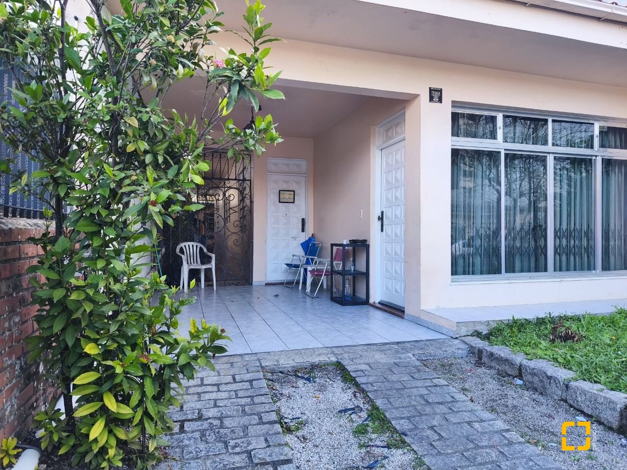 Casa com 145m², 4 quartos (sendo 1 suíte), 2 garagens, no bairro Trindade em Florianópolis