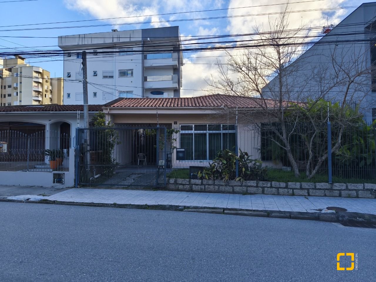 Casa com 145m², 4 quartos (sendo 1 suíte), 2 garagens, no bairro Trindade em Florianópolis