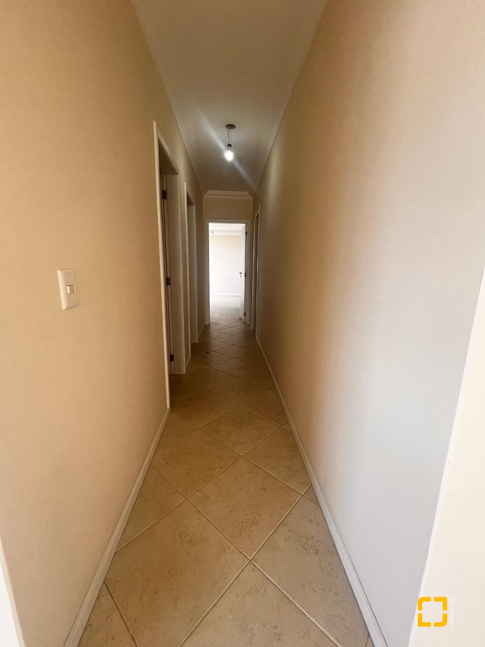 Cobertura com 170m², 3 quartos (sendo 1 suíte), 2 garagens, no bairro Carvoeira em Florianópolis