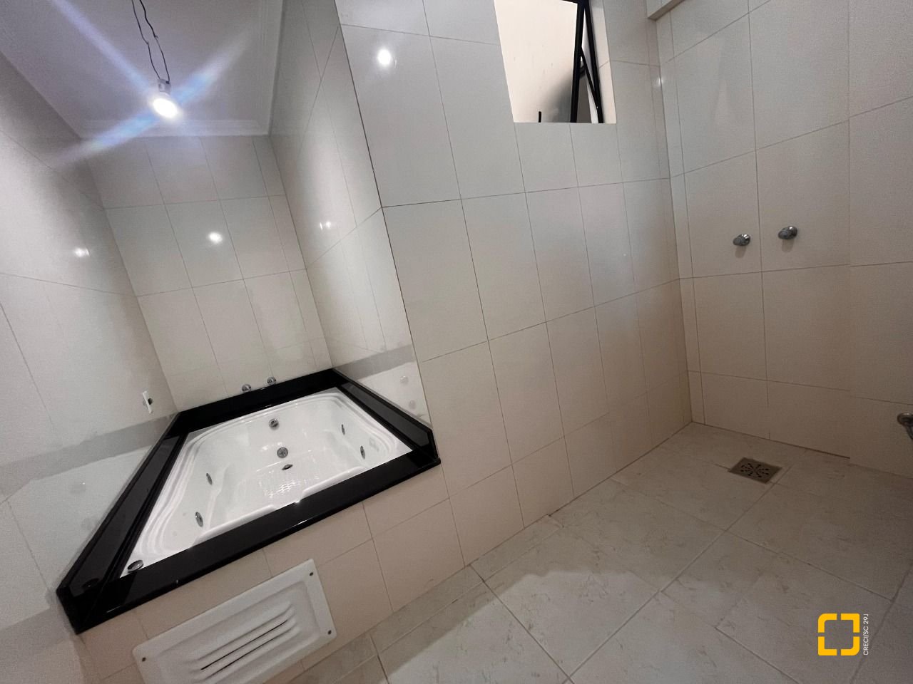 Cobertura com 170m², 3 quartos (sendo 1 suíte), 2 garagens, no bairro Carvoeira em Florianópolis
